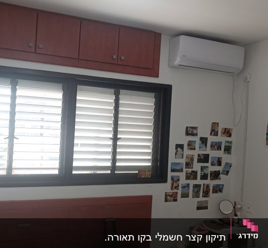 מנורה תלויה מהתקרה עם נורה דולקת